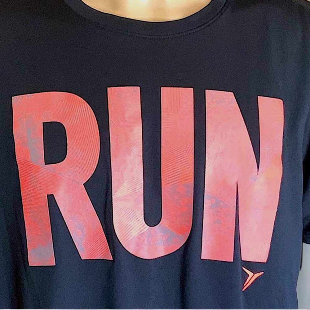 Old Navy Men's Active “RUN” Graphic Go-Dry T-Shirt - Picture 5 of 16
